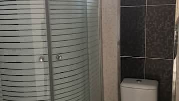 Douche, articles de toilette gratuits, sĂšche-cheveux, chaussons