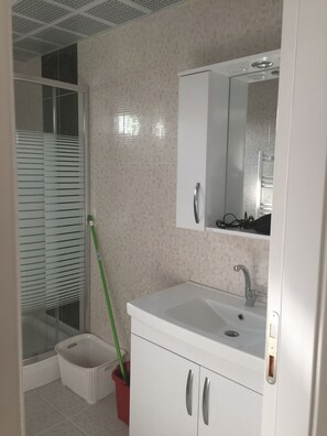 Shower, free toiletries, hair dryer, slippers - Dr.Aslan Apart Hotel - Airport (Cubuk)