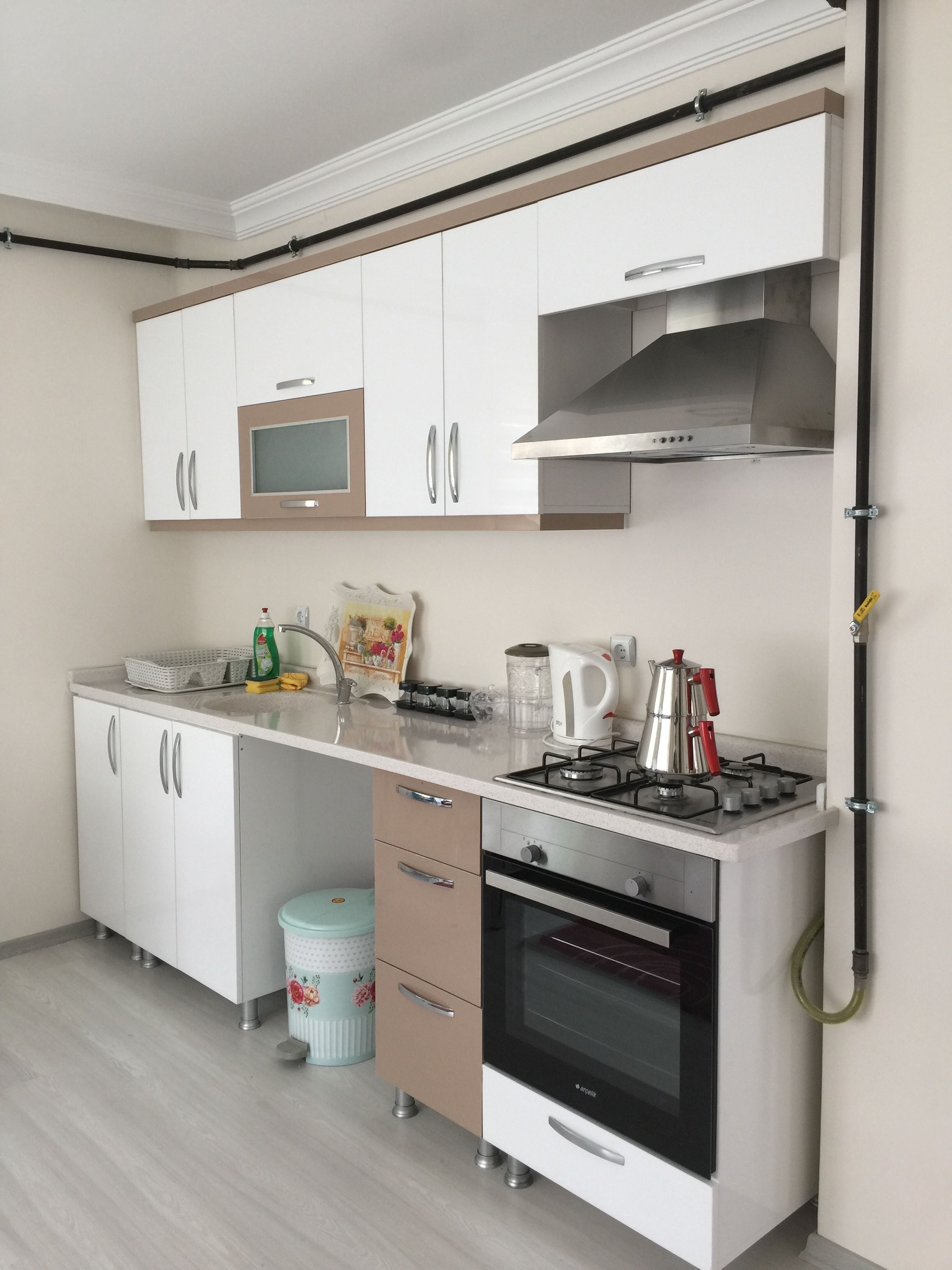 Full-sized fridge, microwave, oven, stovetop