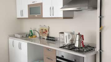 Full-sized fridge, microwave, oven, stovetop