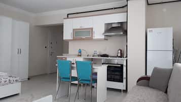 Studio | Desk, soundproofing, iron/ironing board, free WiFi