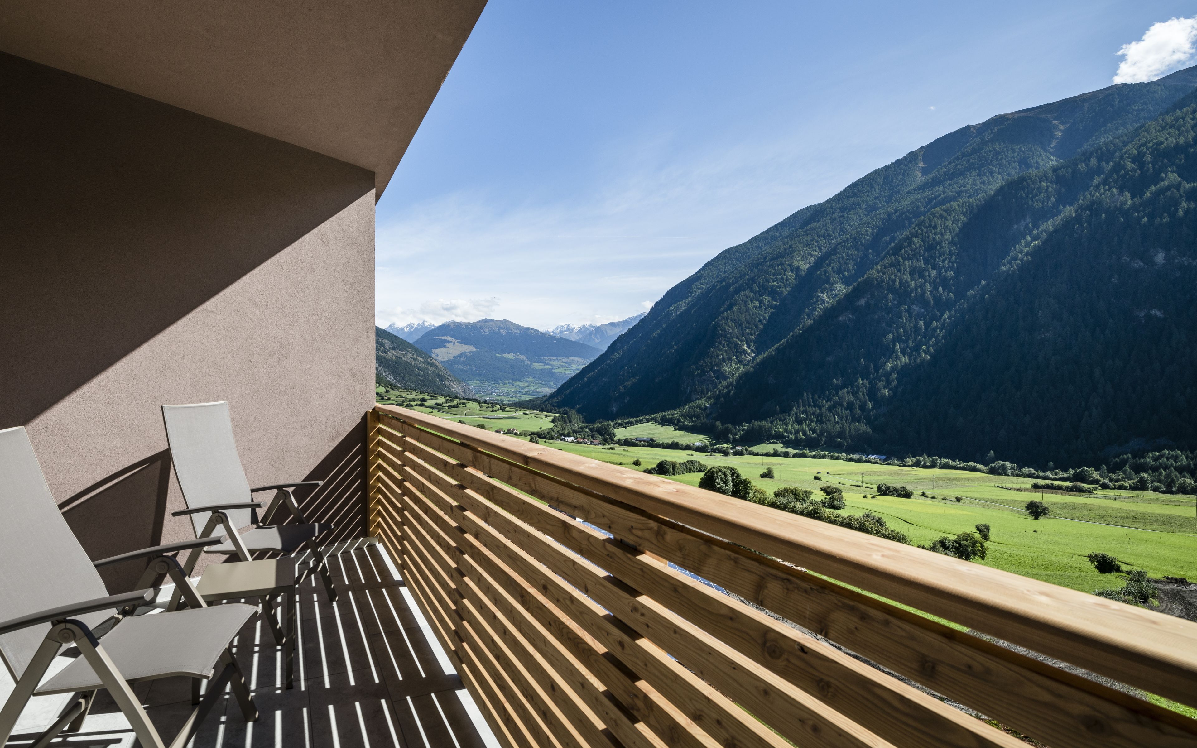 Un balcón con vista a un paisaje montañoso.