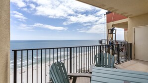 Ein Balkon mit Blick auf Strand und Meer.
