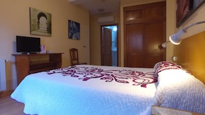Escritorio, cortinas blackout, wifi gratis y ropa de cama