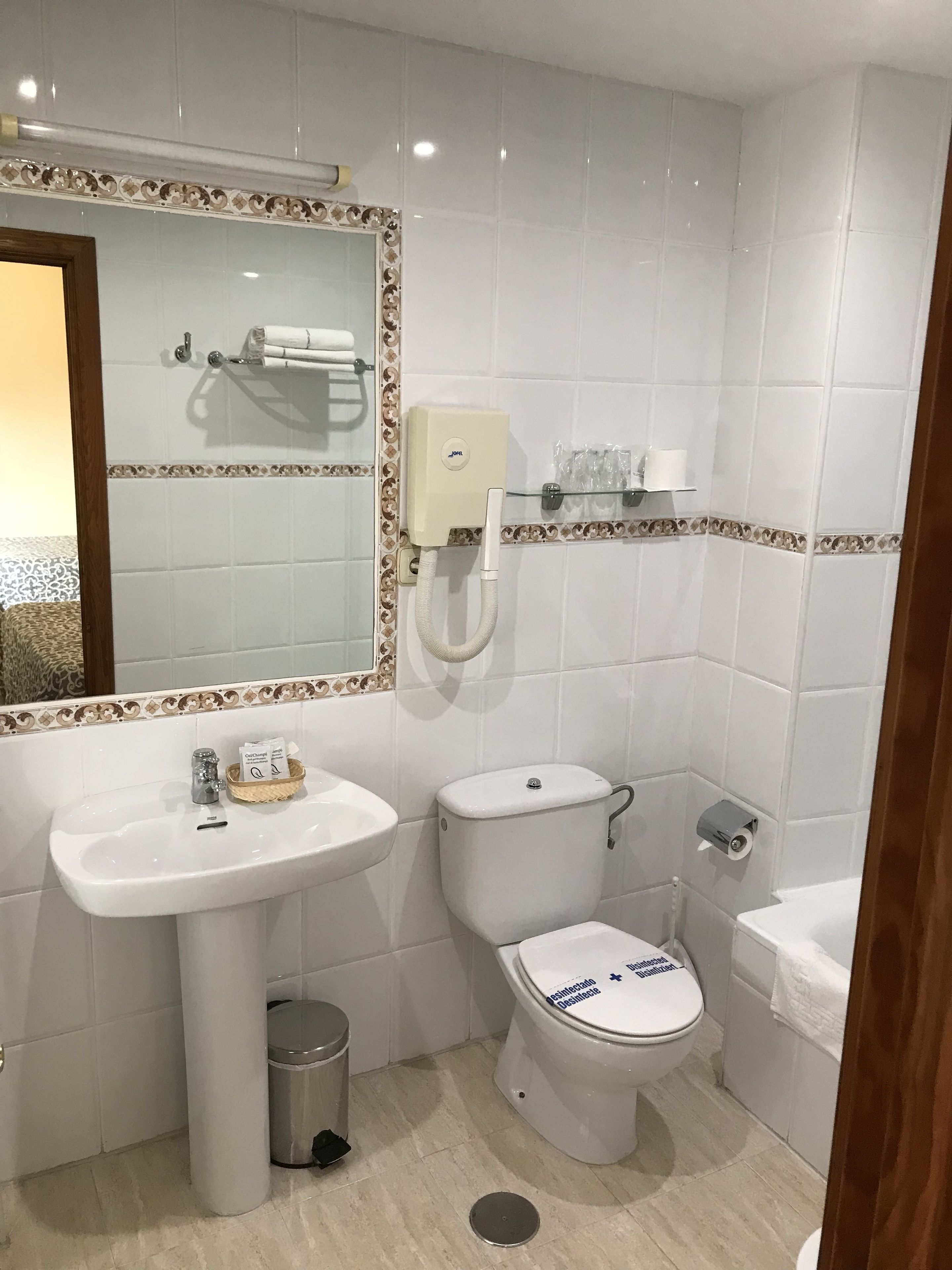 bathtub, deep-soaking bathtub, free toiletries, hair dryer