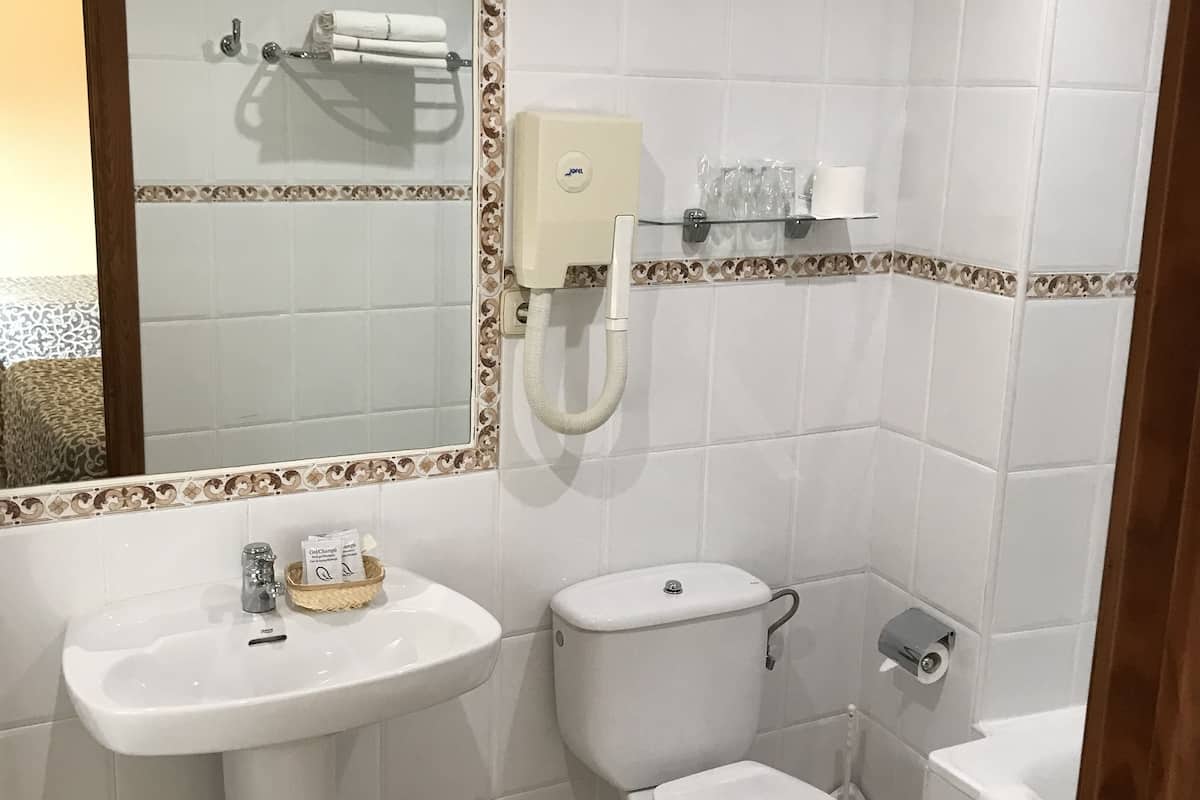 bathtub, deep-soaking bathtub, free toiletries, hair dryer