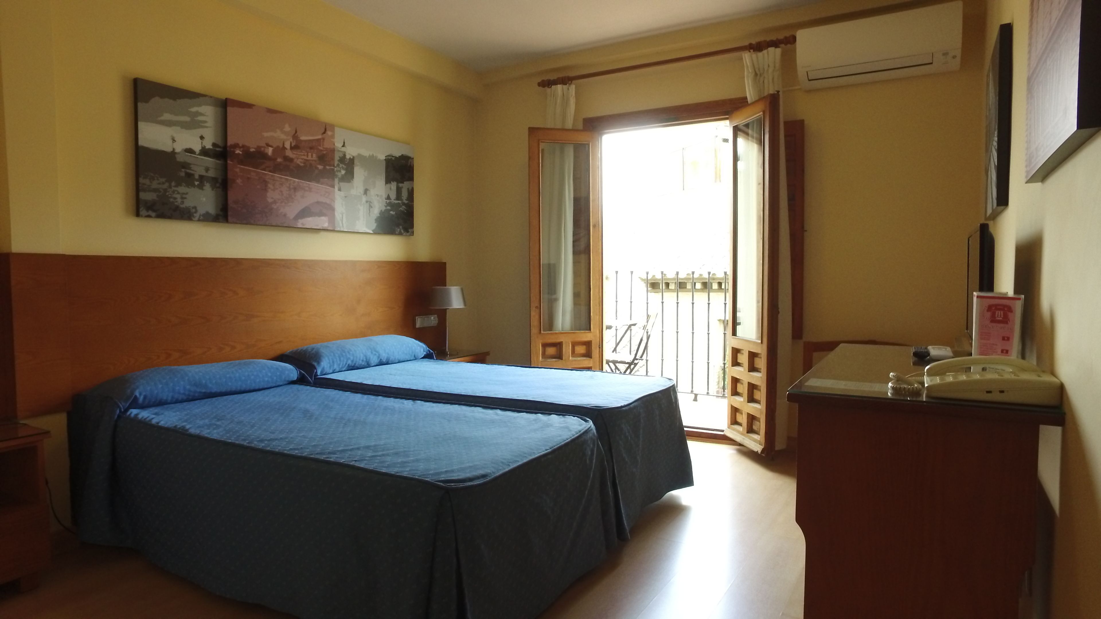 double room | desk, blackout curtains, free wifi, bed sheets