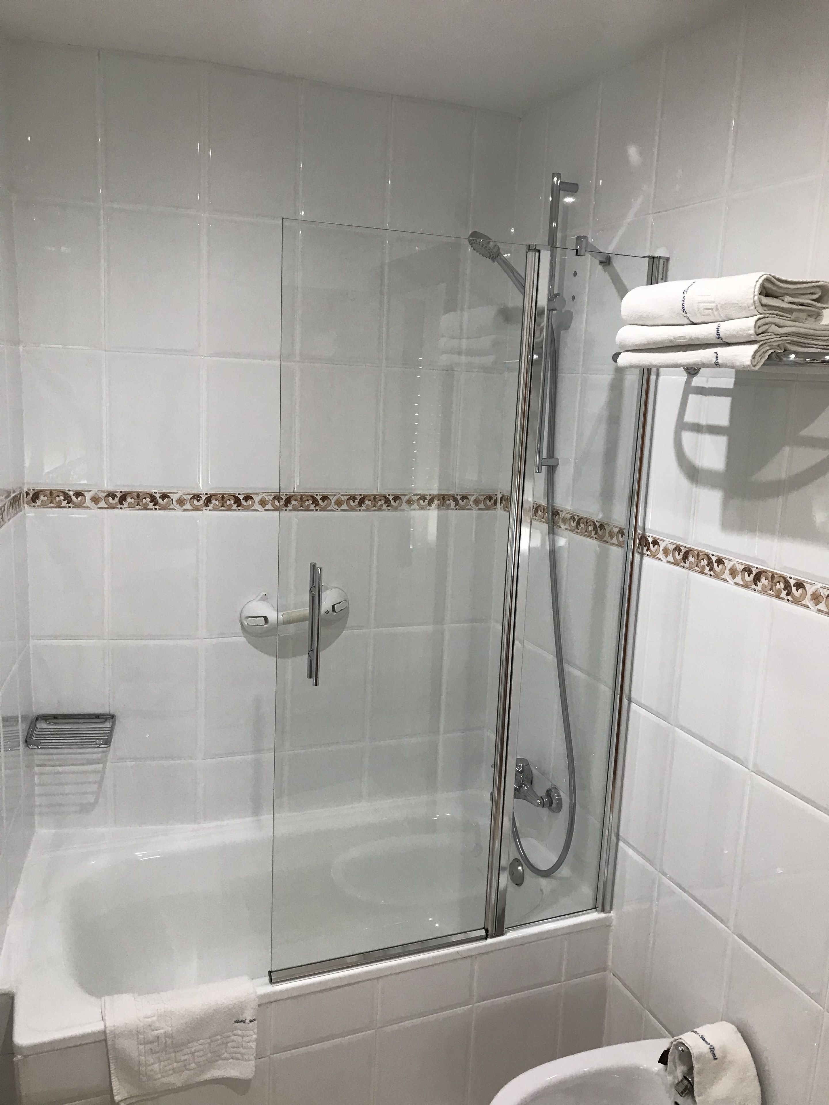 bathtub, deep-soaking bathtub, free toiletries, hair dryer