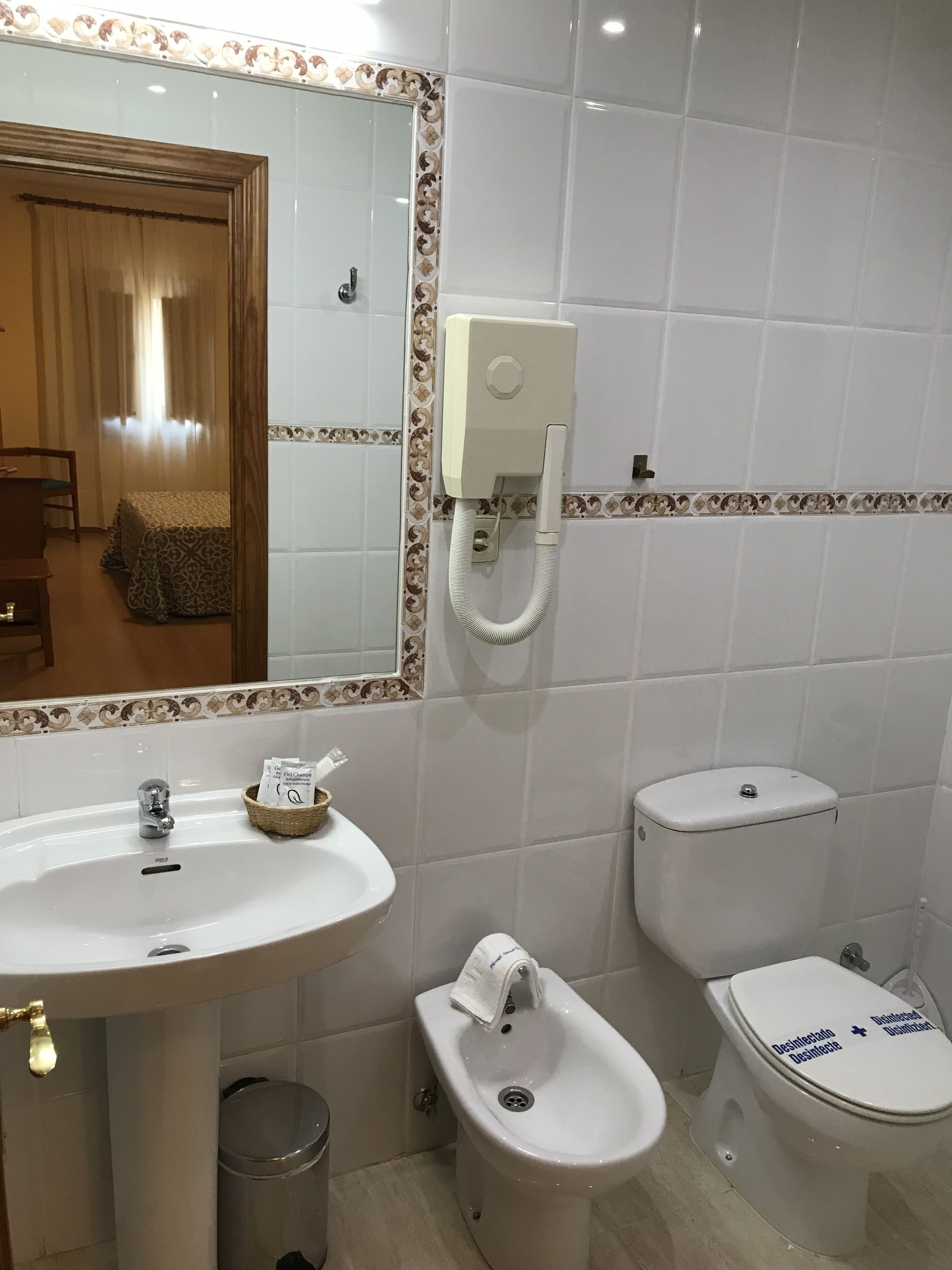 bathtub, deep-soaking bathtub, free toiletries, hair dryer