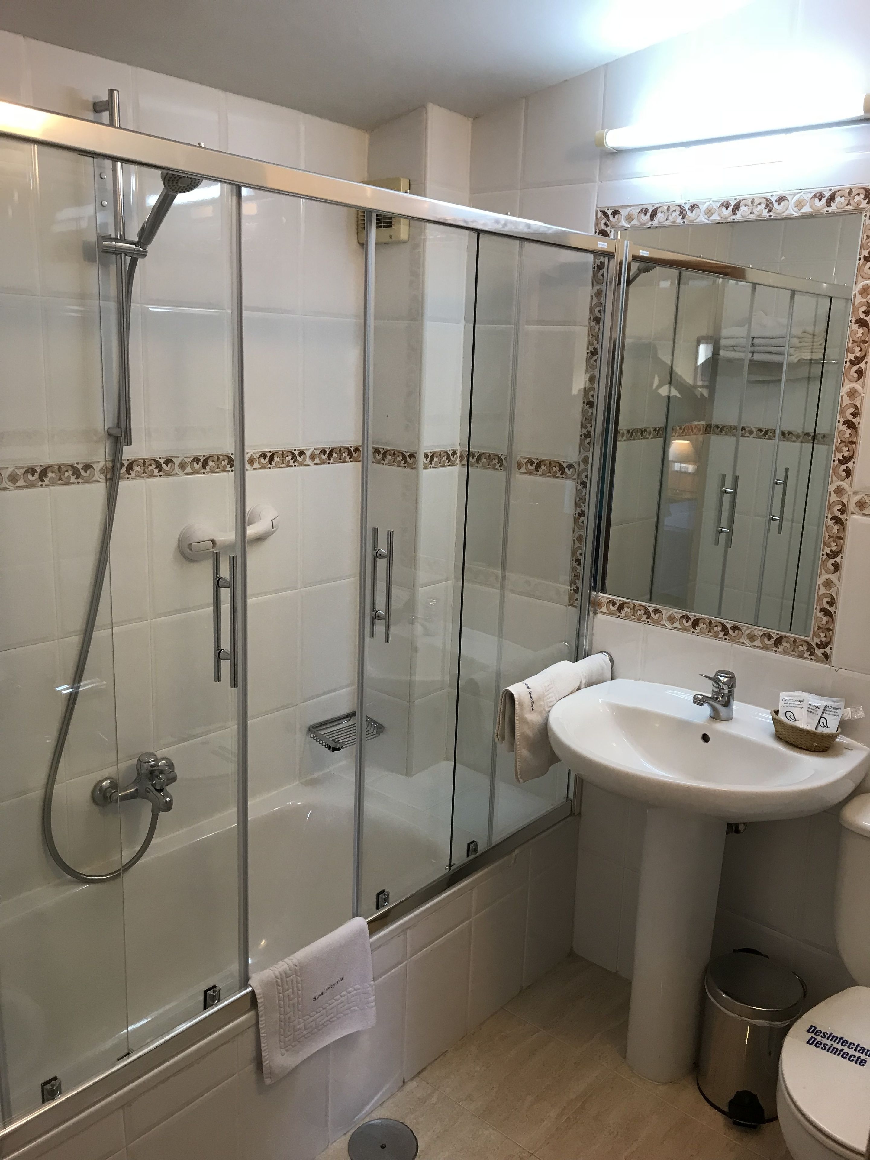 bathtub, deep-soaking bathtub, free toiletries, hair dryer