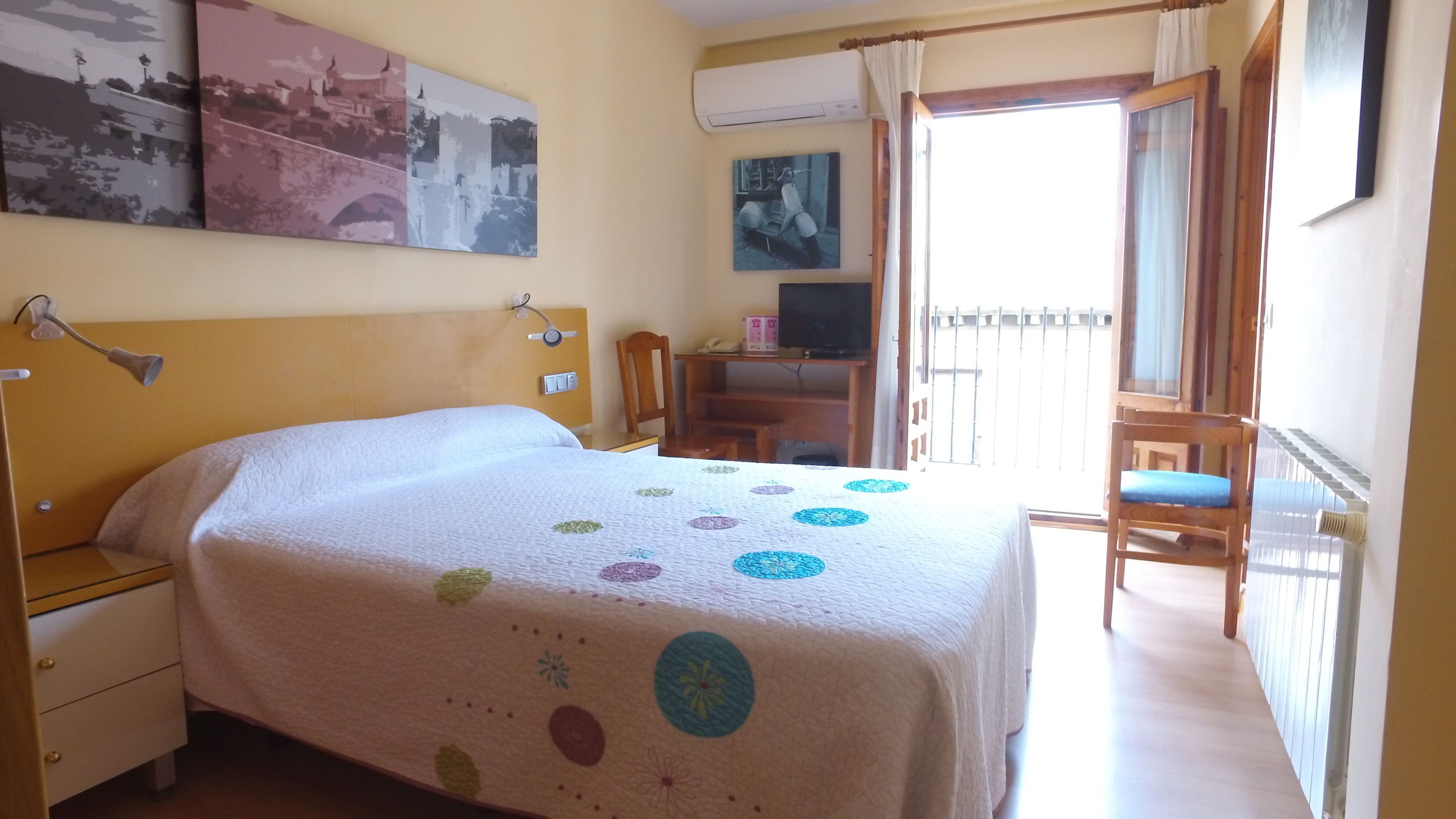 double room | desk, blackout curtains, free wifi, bed sheets