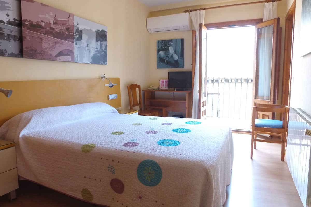 double room | desk, blackout curtains, free wifi, bed sheets