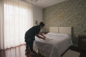 Habitación doble superior | Escritorio, wifi gratis, ropa de cama y accesible en silla de ruedas