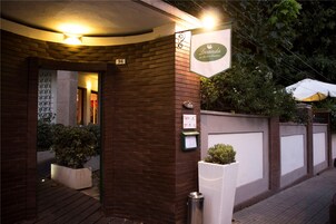 Un edificio de ladrillo con un letrero que dice "Locanda".