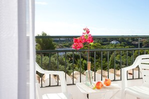 Caja de seguridad en la habitación, escritorio y cortinas blackout 