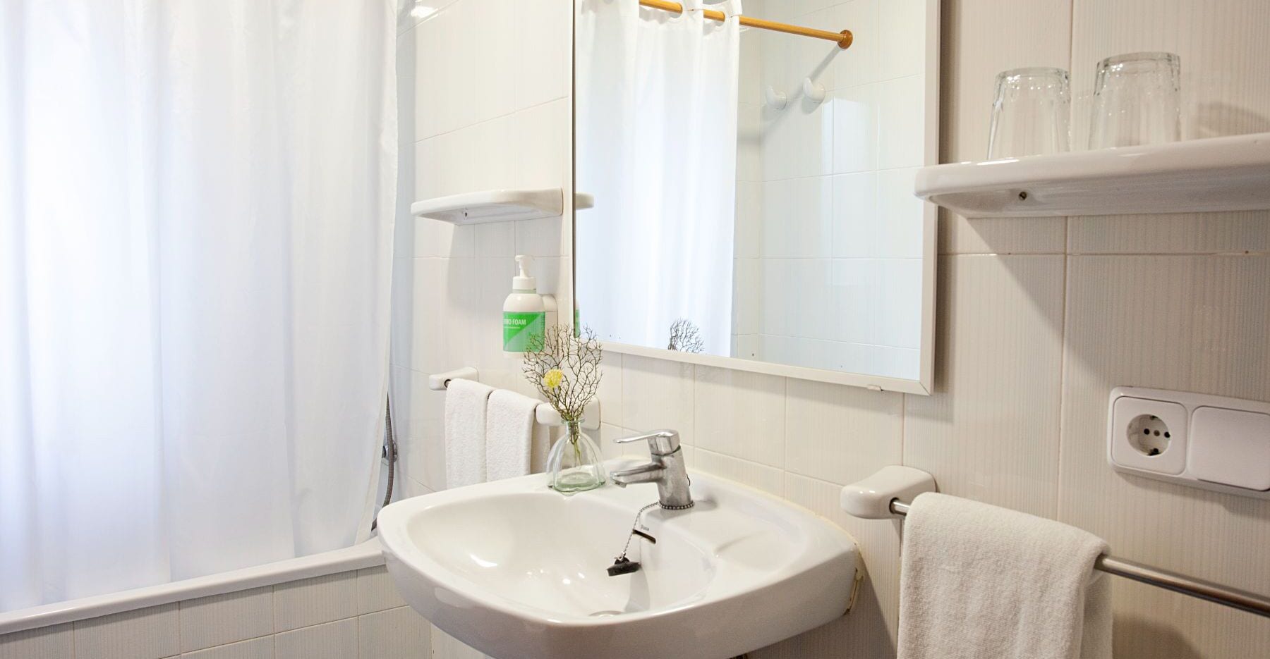 combined shower/bathtub, free toiletries, hair dryer, bidet