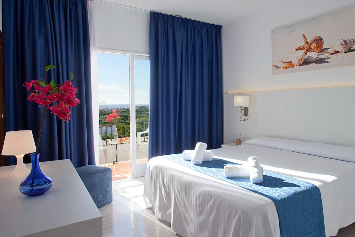 Standard Double Room, Balcony, Garden View | In-room safe, desk, blackout drapes, free WiFi