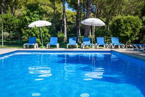 Outdoor pool, pool umbrellas, sun loungers - Hotel Cala Murada (Manacor)
