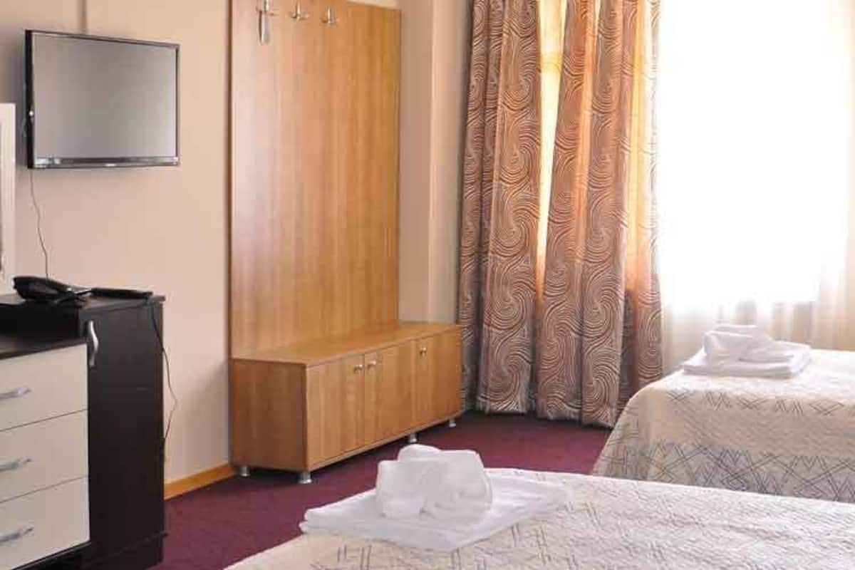 Standard Twin Room | Peti besi dalam bilik, meja, kalis bunyi, Wi-fi percuma