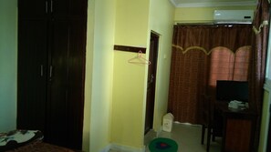 Desk, iron/ironing board, free WiFi, bed sheets - Kibodya Hotel6 (Dar es Salaam)