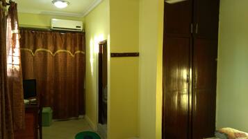 Phòng đôi Deluxe | Bàn, bàn ủi/dụng cụ ủi quần áo, truy cập Internet không dây miễn phí