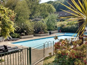 Una piscina al aire libre de temporada