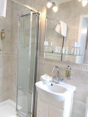 Quarto duplo superior | Banheiro | Produtos de toalete grátis, secador de cabelo, roupões de banho 