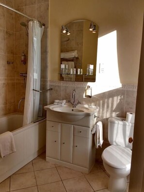 Luxury Twin Room | Bathroom
