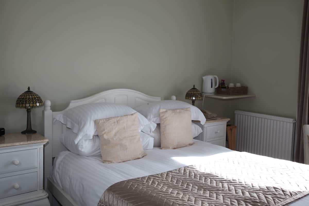 Meja kerja, setrika/meja setrika, dan tempat tidur bayi (biaya tambahan)