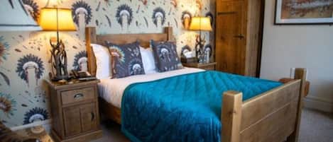 Un dormitorio con una cama de madera, dos mesitas de noche, un aparador y un papel tapiz estampado.