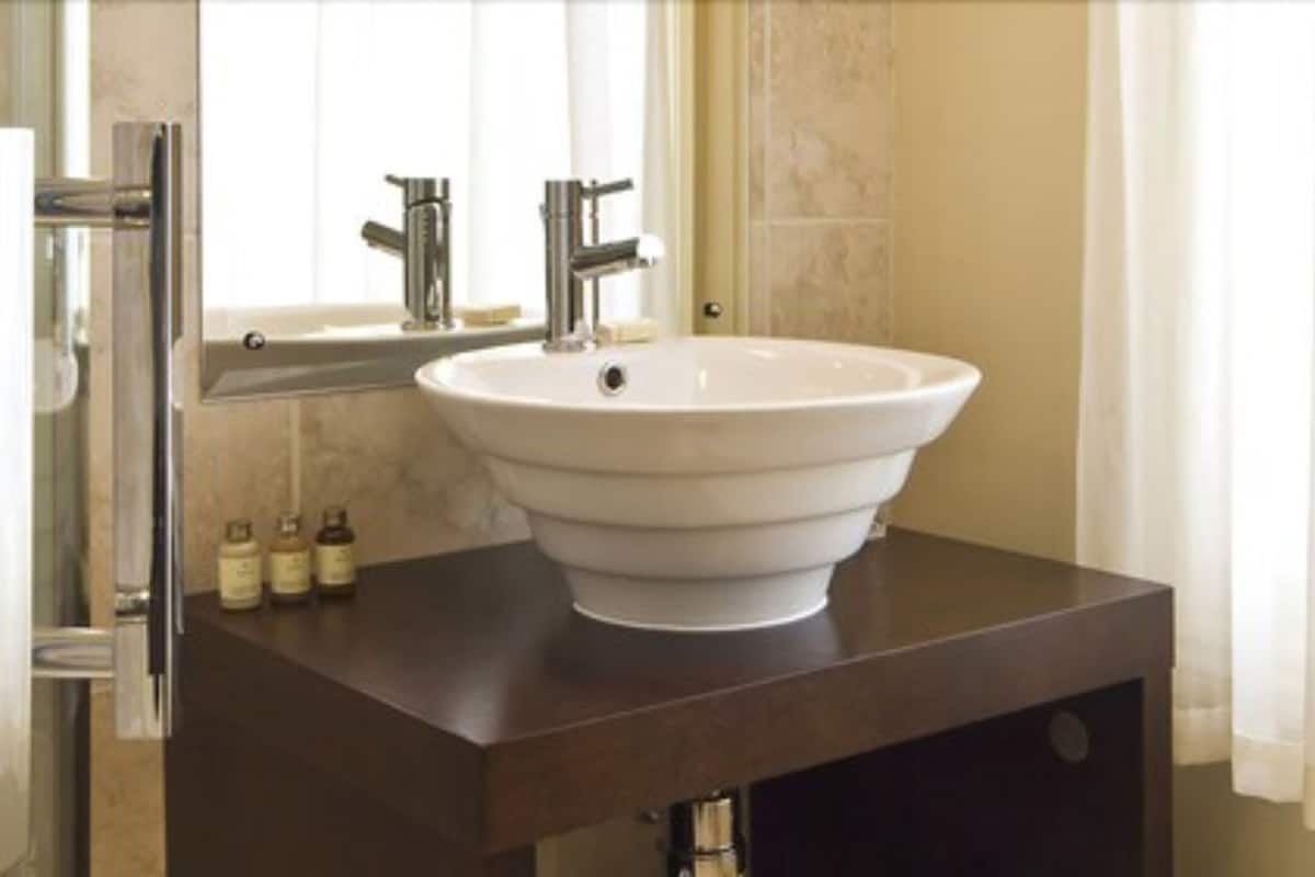 double room | bathroom | shower, free toiletries, hair dryer, towels