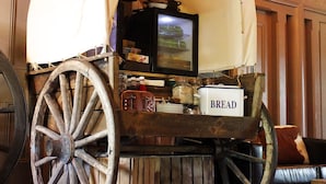 Ein historischer Wagen mit einem Fernseher, einer Brotdose und verschiedenen Gewürzen.
