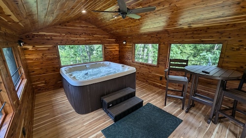 Red Roof mountain cabin with Starlink internet!