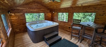 Red Roof mountain cabin with Starlink internet!