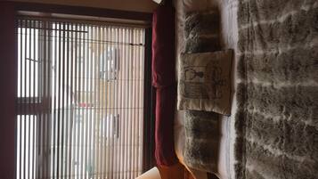 Free wired Internet, bed sheets