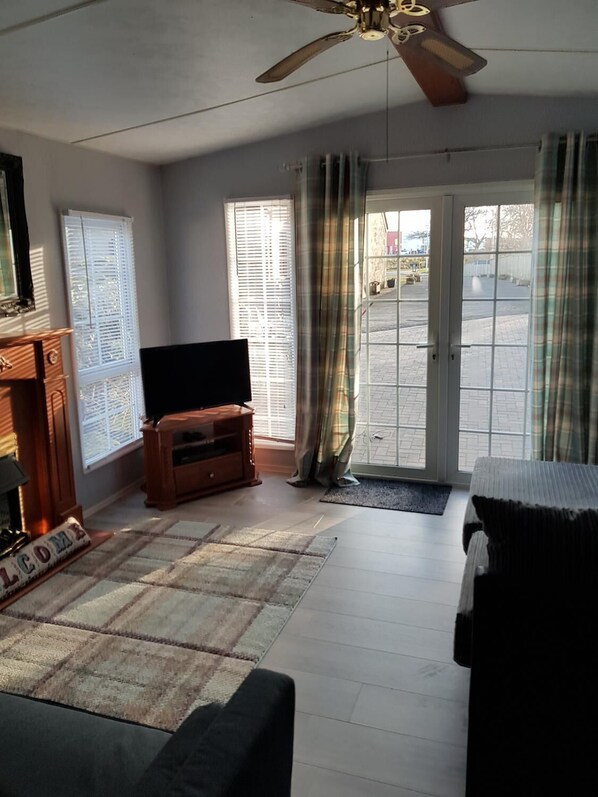 Flat-screen TV - Tarrareoch Farm (Bathgate)