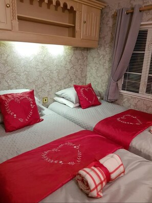 Casa móvil | Internet por cable gratuito y ropa de cama