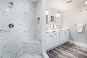 Combined shower/tub, towels - Waterscape 3 BR + Bunks, 3BA/Ground floor walkout (Fort Walton Beach)