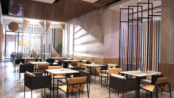 Café da manhã, almoço e jantar; local e internacional