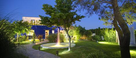 Voorkant accommodatie - avond/nacht