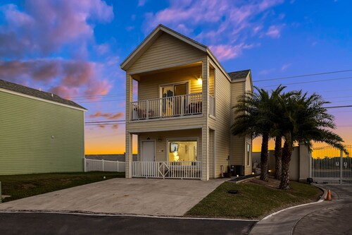 Bayview Casita- Balcony & views! Community Pool, hot tub, park. Dining & beach.