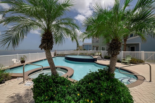 Bayview Casita- Balcony & views! Community Pool, hot tub, park. Dining & beach.