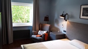 Sengetøy av topp kvalitet, minibar, skrivebord og lydisolert