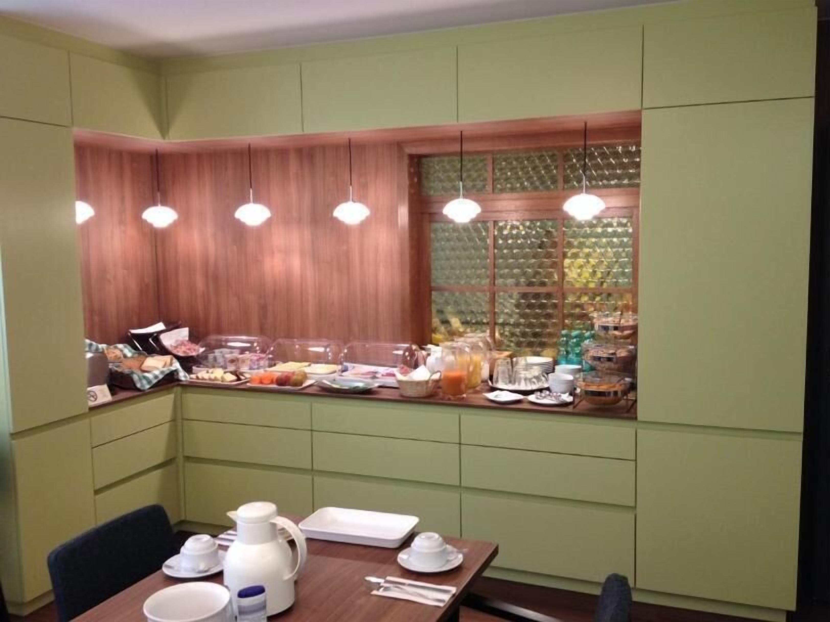 Montaje de un bufé de desayuno con diferentes alimentos y una estación de café.