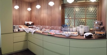 Buffet breakfast on weekends (EUR 6.00 per person)