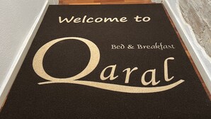 A doormat with the text "Welcome to QaraL Bed & Breakfast." - Qaral Bed and Breakfast (Cagliari)