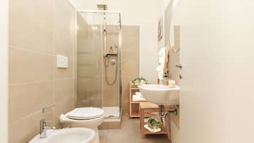 Superior-Zweibettzimmer, 2 Einzelbetten, eigenes Bad | Badezimmer | Dusche, umweltfreundliche Kosmetikartikel, Haartrockner, Bidet
