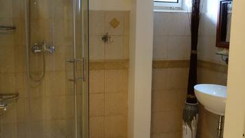 Chalet | Badezimmer | Badewanne und Dusche (separat), kostenlose Toilettenartikel, Handtücher