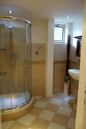 Chalet | Badkamer | Een aparte badkuip en douche, gratis toiletartikelen, handdoeken