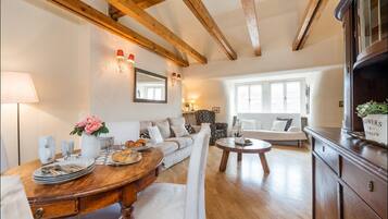 City Apartment, 1 Bedroom (1) | In-room dining
